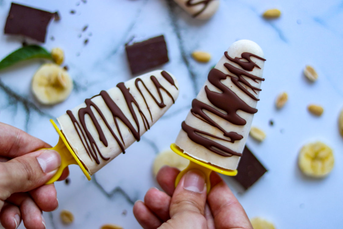 Mražený fitness recept: Tvarohovo - banánové nanuky s arašídovým máslem Mražený fitness recept: Tvarohovo - banánové nanuky s arašídovým máslem