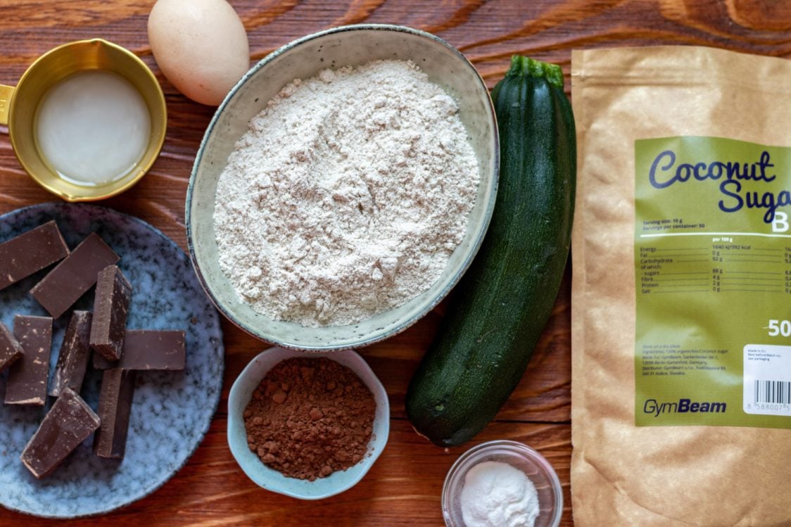 Ingredience na vláčné cuketové brownies Ingredience na vláčné cuketové brownies