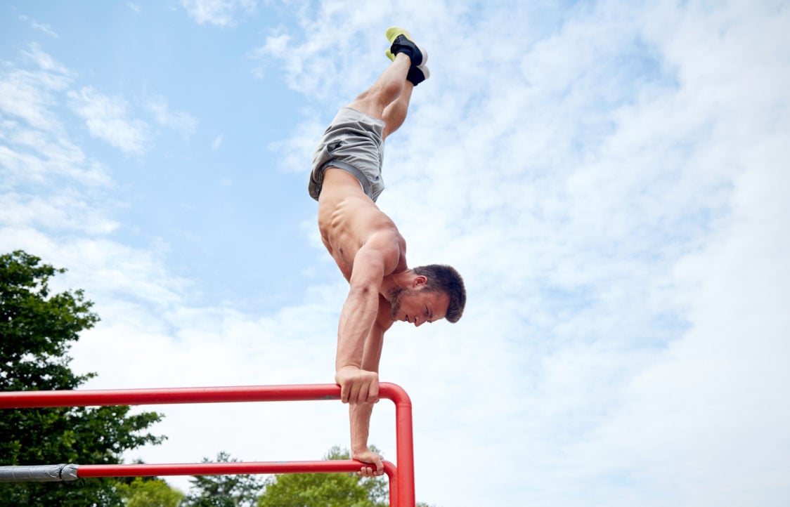 Learn handstands and other gymnastic elements at the workout park 