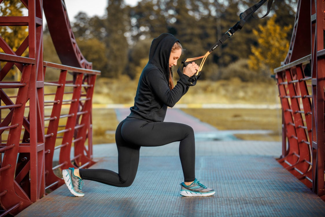 Exercise your legs and buttocks with the help of lunges