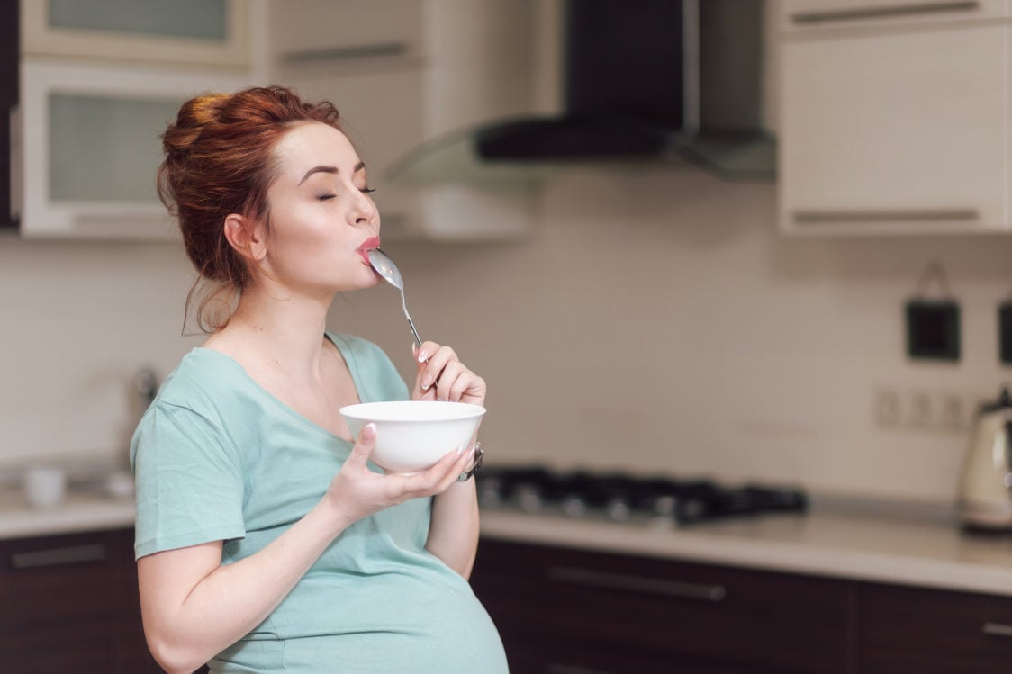  How many calories should a pregnant and breast-feeding woman eat to avoid being hungry?