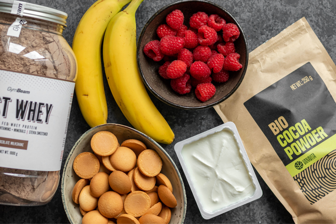 Ingredience na nepečený čokoládový dort z piškotů, ovoce a tvarohu