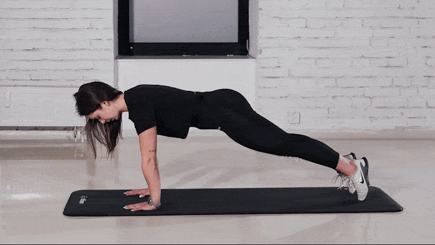 Ako cvičiť kroky v planku? 