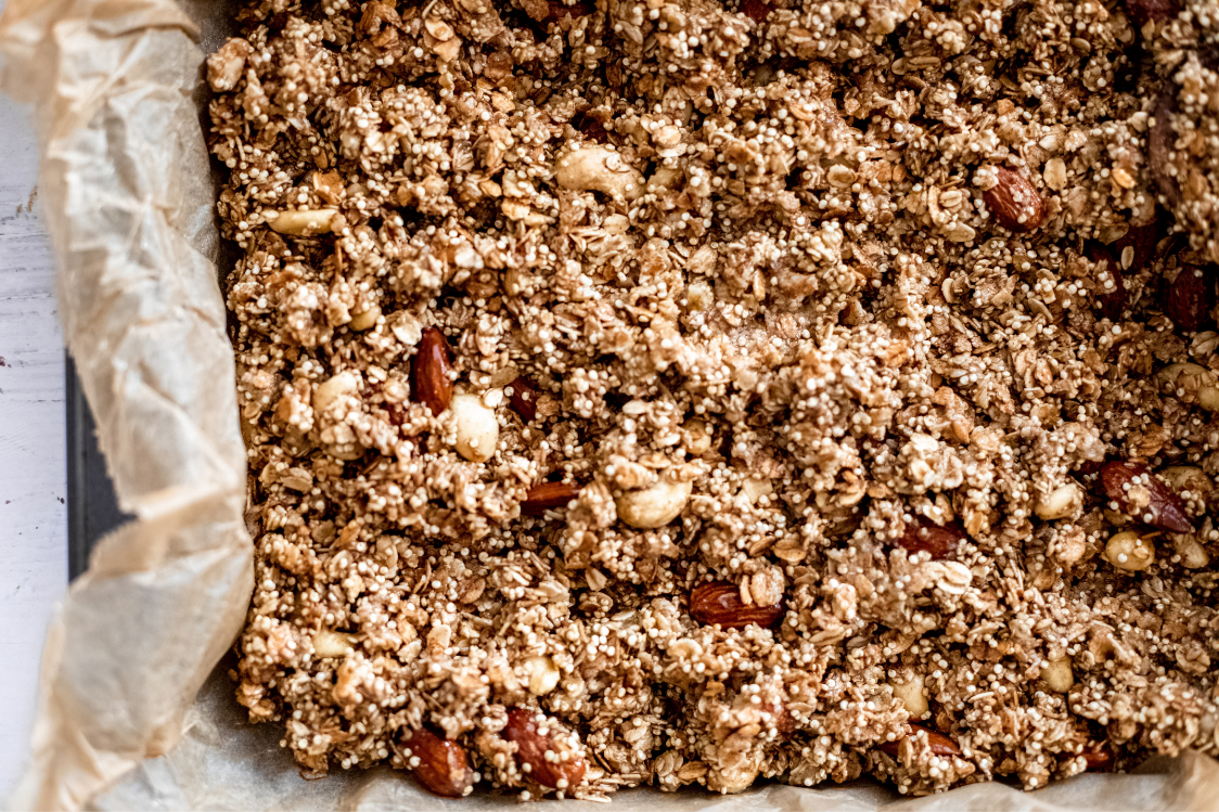 Chrumkavá granola s orechmi a quinoou na plechu