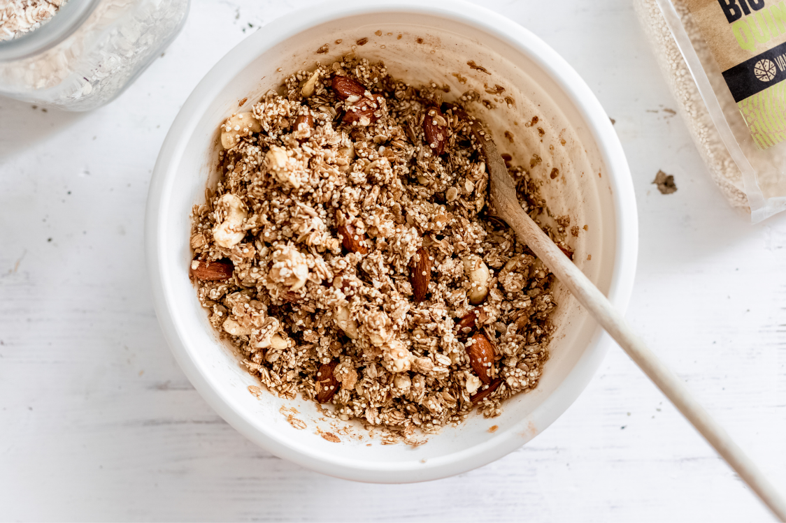 Chrumkavá granola s orechmi a quinoou - zmiešané ingrediencie