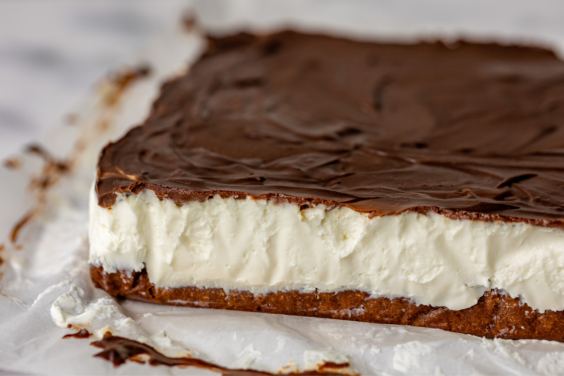 Curd cheese slices with chocolate topping