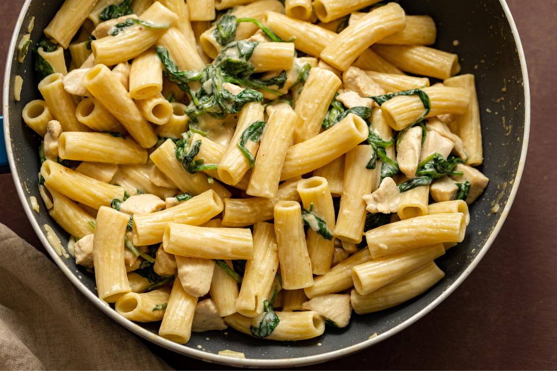 Chicken with pasta, spinach and cream sauce - method