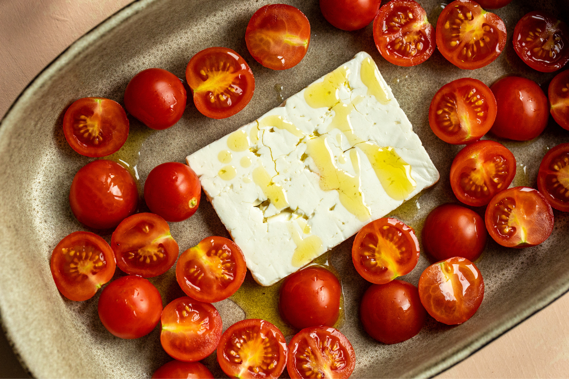 Tjestenina s kremastim zapečenim rajčicama i feta sirom – priprema