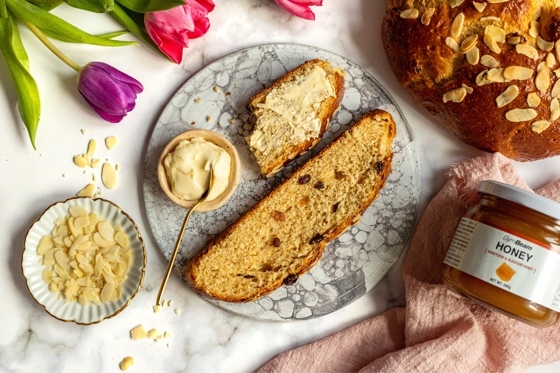 Sladki velikonočni kruh z medom in mandlji