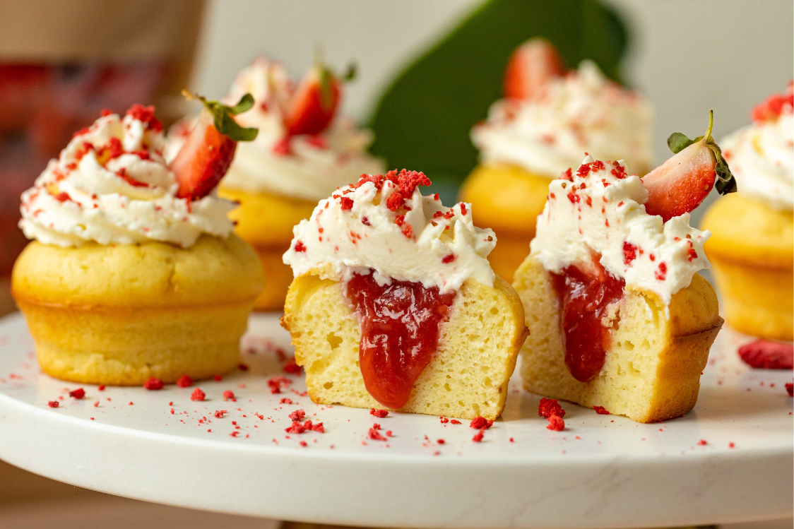 Vanilkové cupcakes s jahodami a krémem