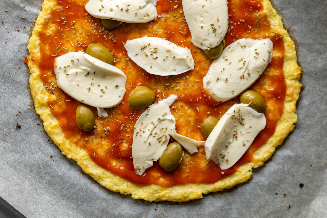 Pizza na spodzie z kalafiora z prosciutto i mozzarellą - sposób przygotowania