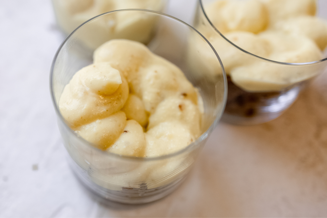 Prăjitură proteică cu banane la borcan - straturile
