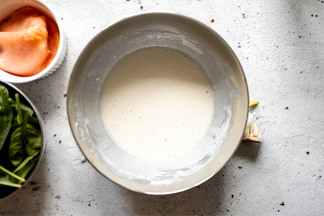 Spenóttal, lazaccal és tükörtojással töltött sós, fehérjés palacsinta — tészta elkészítése