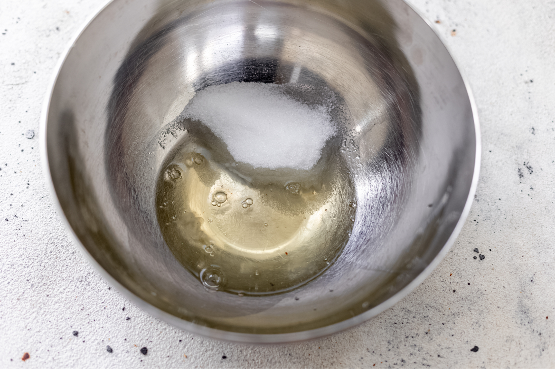 Trojfarebná mramorová bábovka – šľahanie bielkov