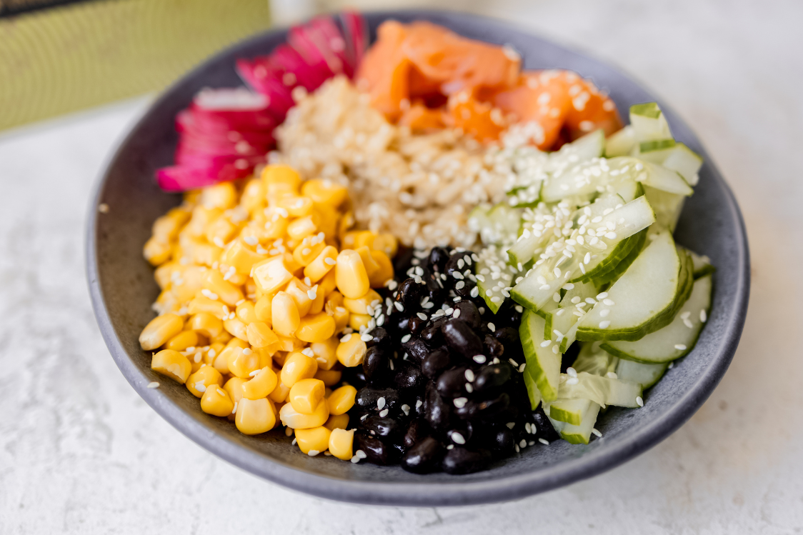 Poke bowl s lososem