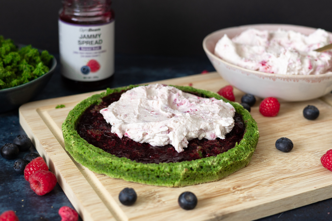 Mechový dort s tvarohovým krémem - promazávání korpusu