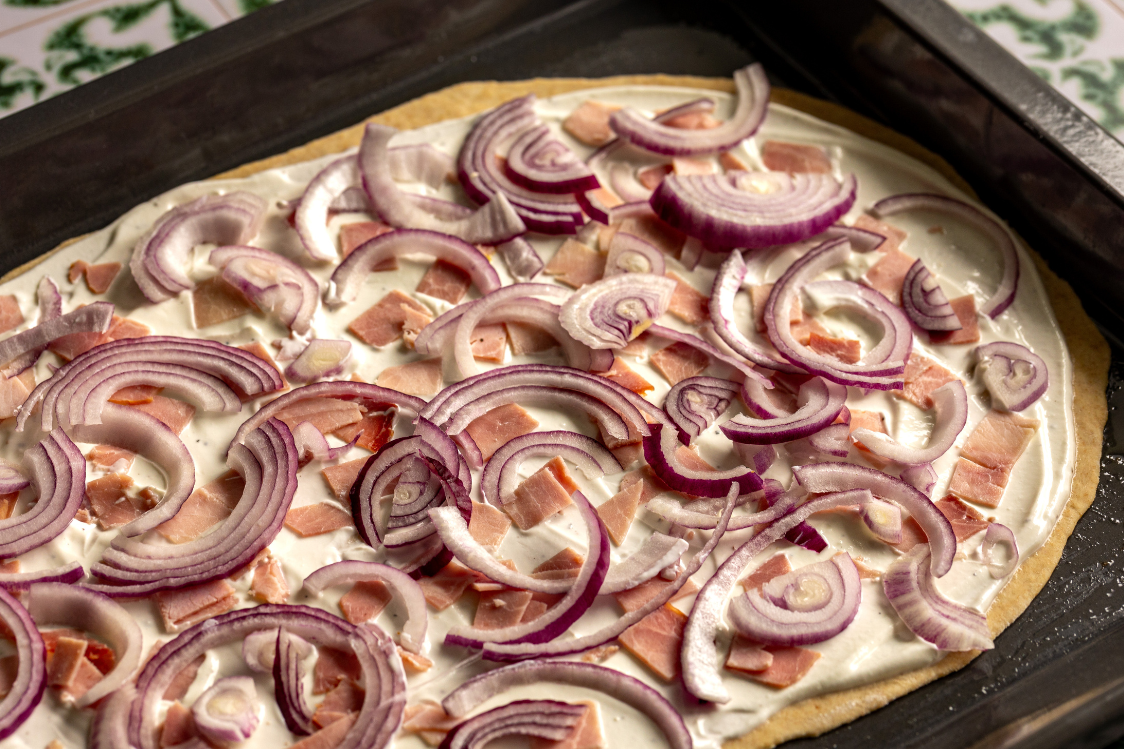 Slana Flammkuchen Pita s Kiselim Vrhnjem i Lukom - priprema baze