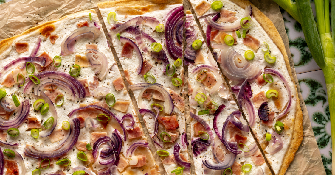 Slana Flammkuchen Pita s Kiselim Vrhnjem i Lukom