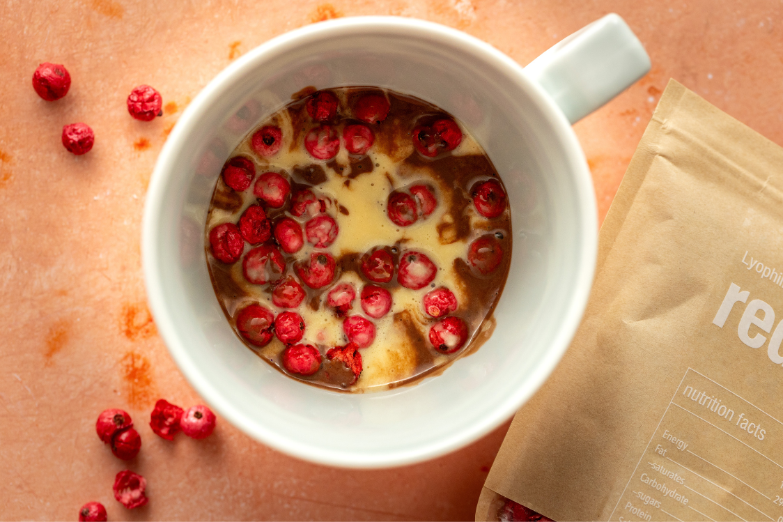 Mramorni kolač u šalici s crvenim ribizom – priprema tijesta