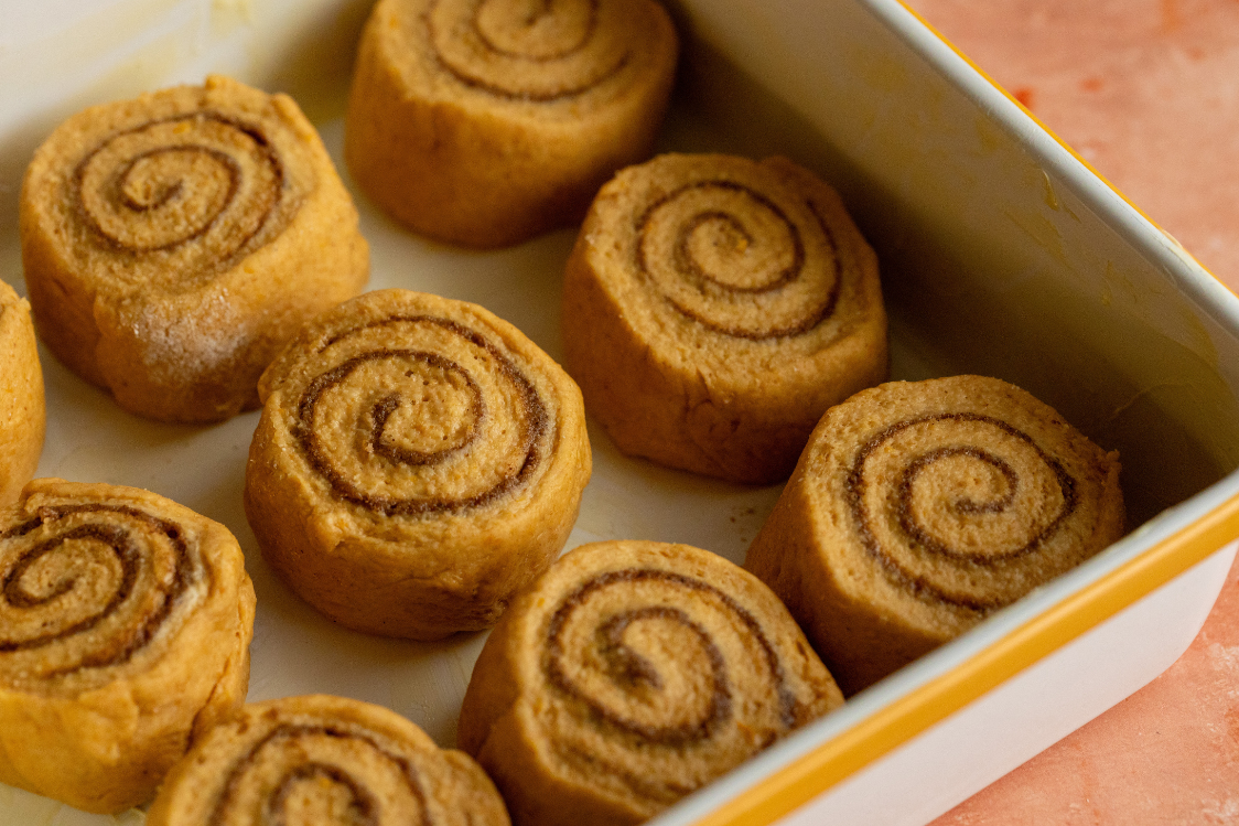 Dýňové skořicové šneky - kynutí na plechu Dýňové skořicové šneky - kynutí na plechu