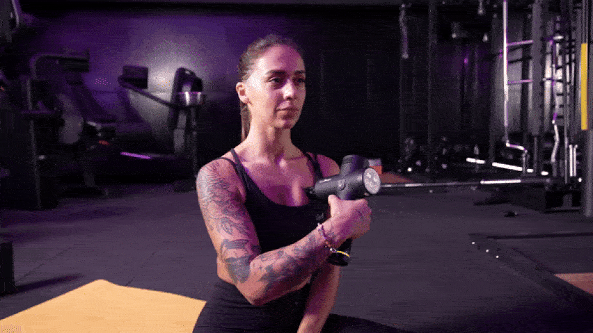 Masážna pištoľ na prsné svaly