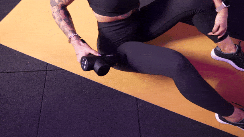 Masážna pištoľ na vonkajšiu stranu stehien