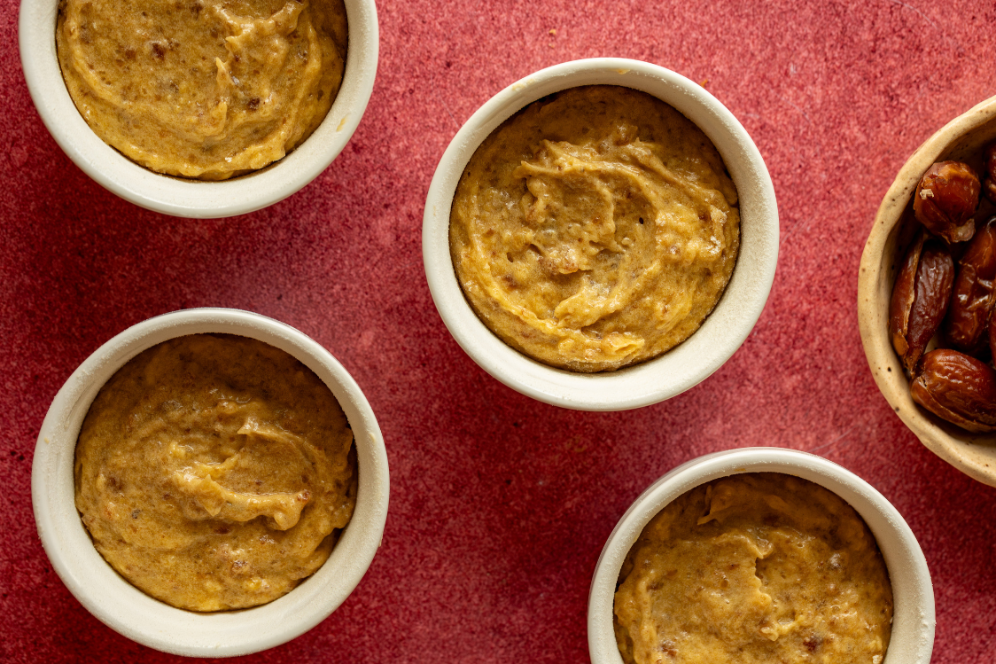 Sticky toffee pudding - příprava formiček Sticky toffee pudding - příprava formiček