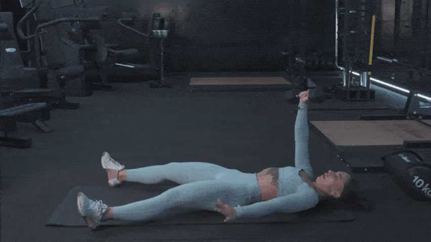 Jak cvičit rolování do sedu s jednoručkou? Jak cvičit rolování do sedu s jednoručkou?