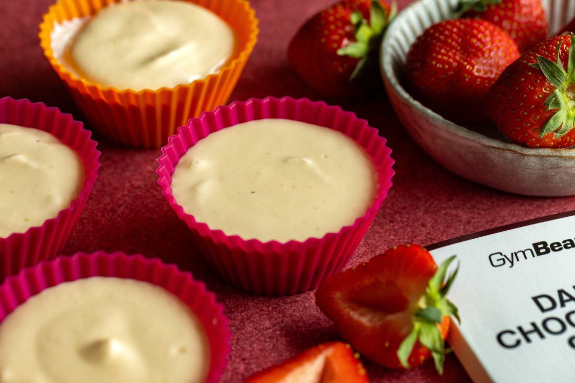 Mini cheesecakes s čokoládovou polevou - plnění formiček