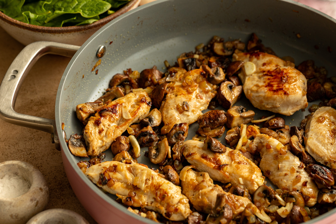 Kuřecí prsa na houbách - restování masa