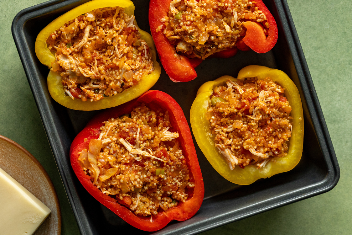 Plněné papriky s kuřecím masem a quinoou - před zapékáním