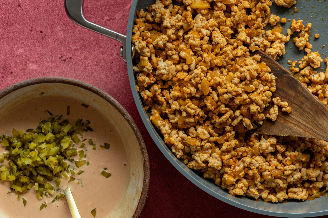 Salát inspirovaný chutí Big Macu - příprava masa a dresingu