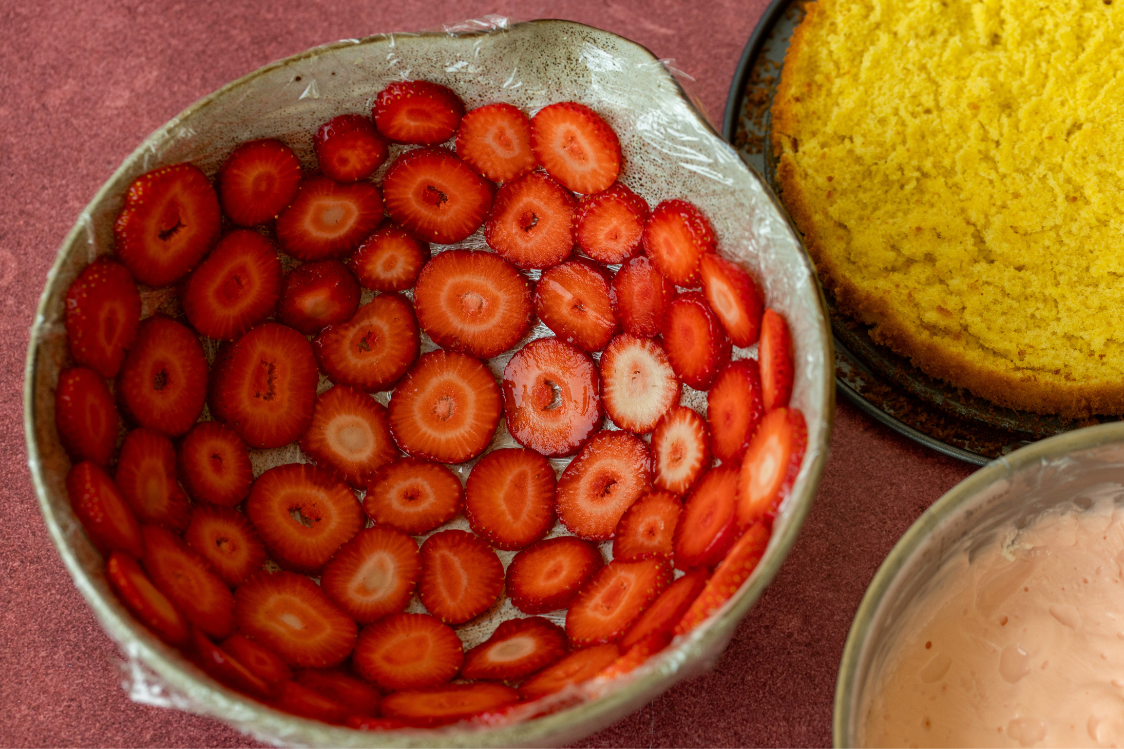 Jahodový dort s pudingovým krémem - příprava vrstev Jahodový dort s pudingovým krémem - příprava vrstev