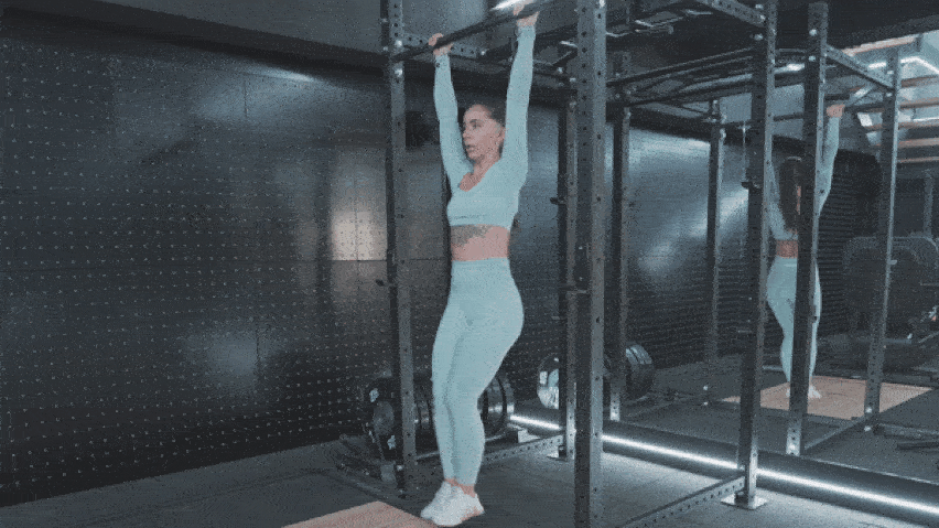 Jak správně cvičit přitahování kolen na hrazdě?