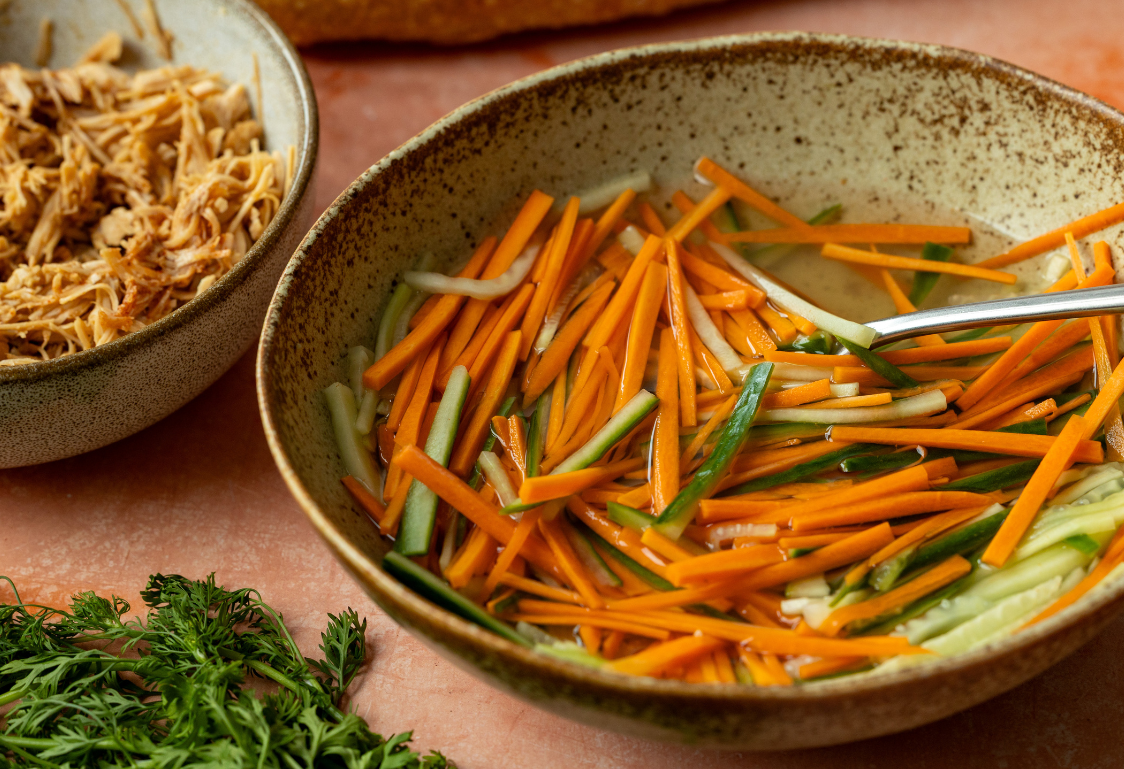 Bánh mì bageta s kuřecím masem - nakládaná zelenina