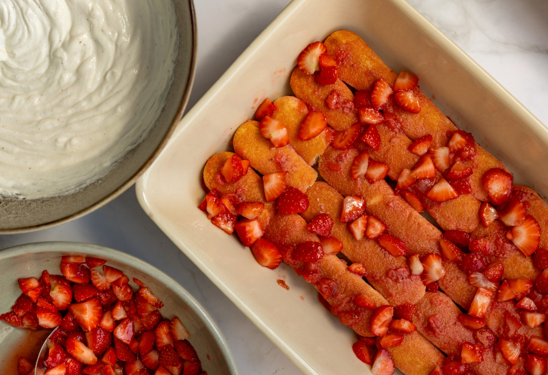 Jahodové tiramisu - vrstvení piškotů a krému