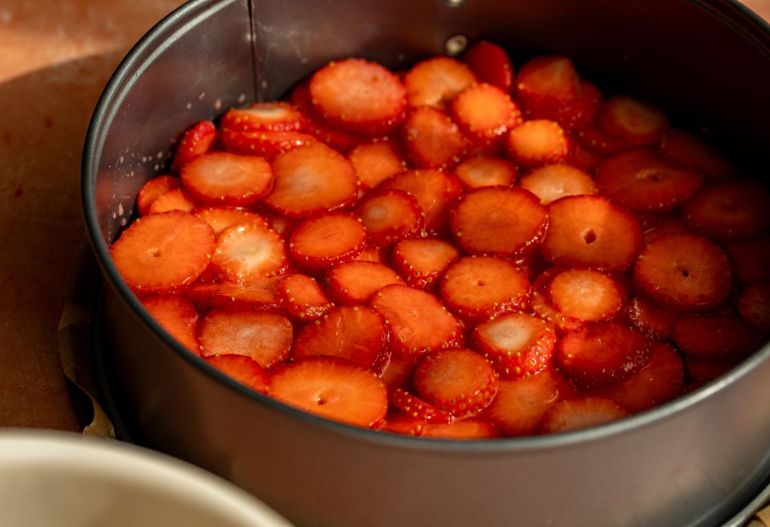 Obrácený jahodový koláč - jahodová vrstva