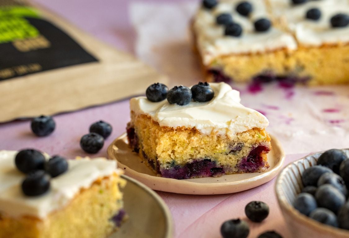 Nadýchaný cuketový koláč s borůvkami a tvarohovým krémem
