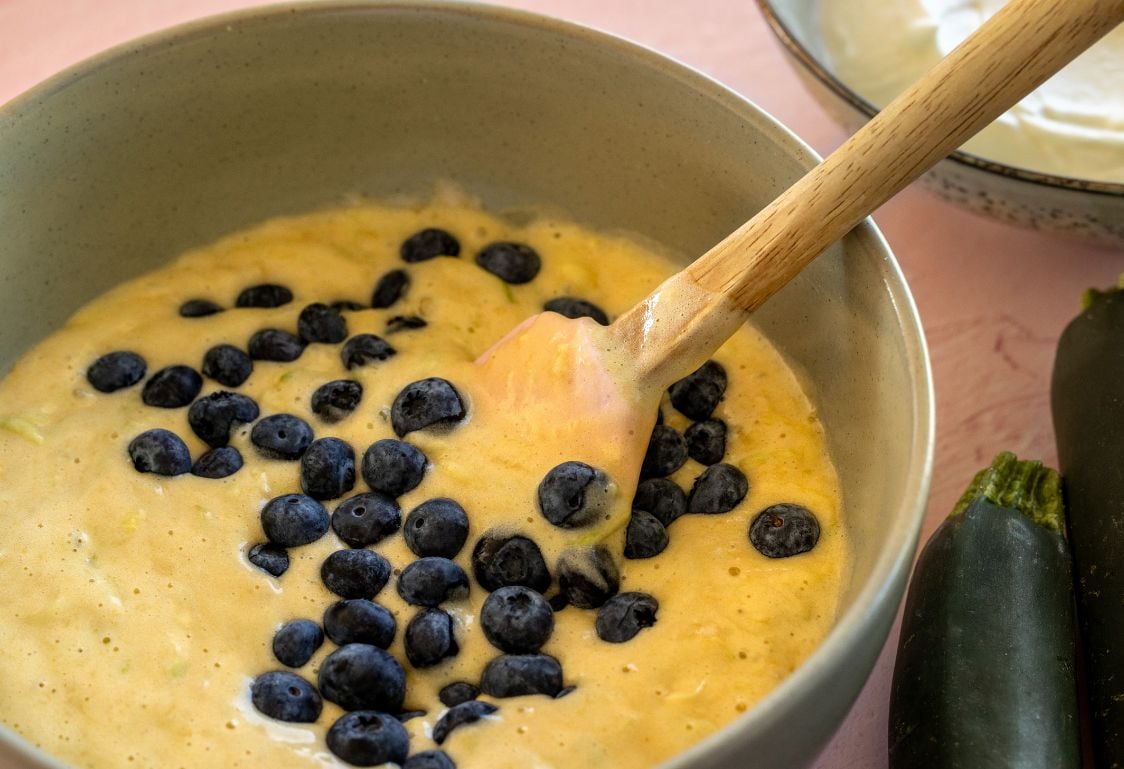 Nadýchaný cuketový koláč s borůvkami a tvarohovým krémem - příprava těsta