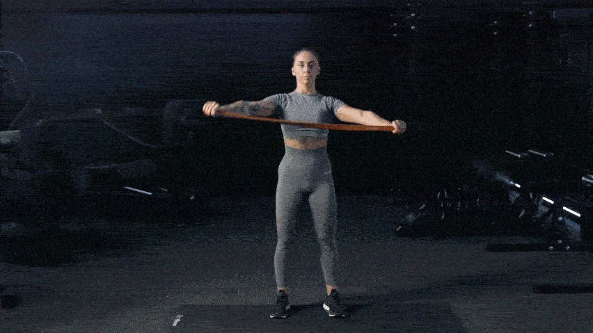 Jak protáhout ramena s posilovací gumou?