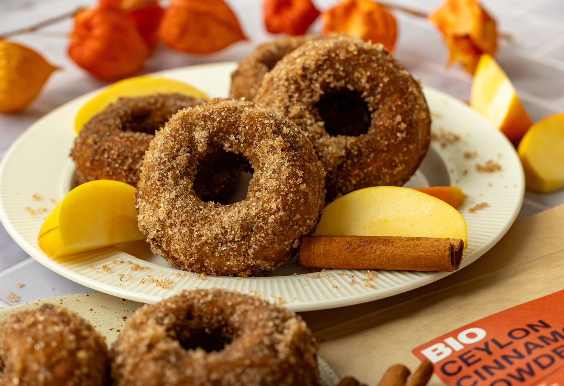 Pečené jablečné donuty se skořicí