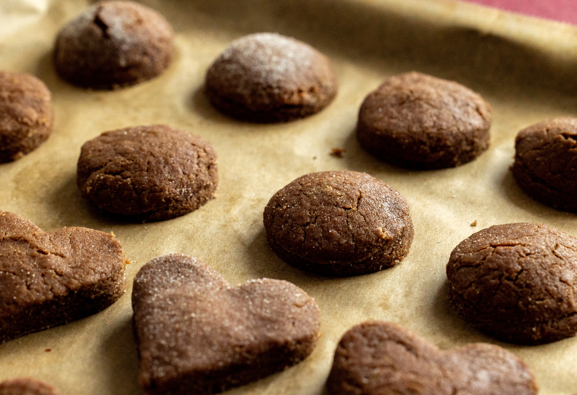 Bezlepkové vánoční perníčky - vykrajování perníčků Bezlepkové vánoční perníčky - vykrajování perníčků