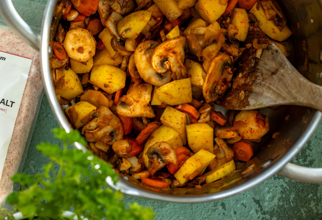 Houbová polévka - restování základu Houbová polévka - restování základu