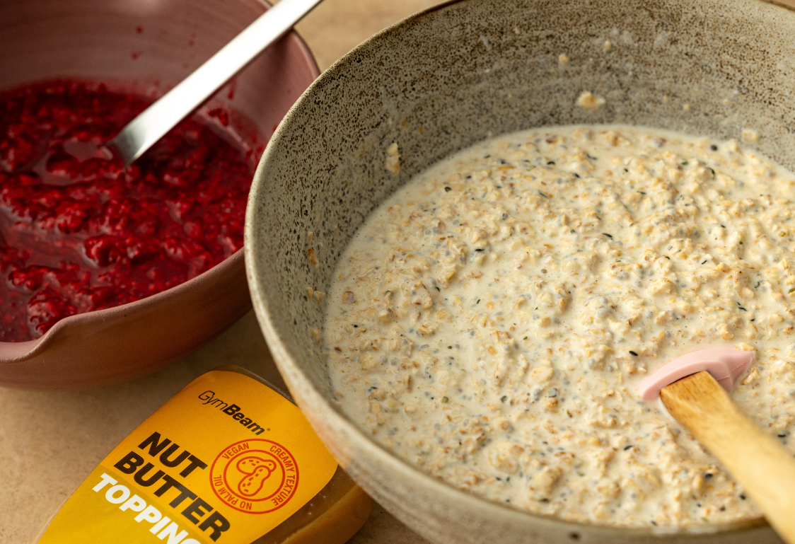 Overnight oats s malinami a arašídovým máslem - příprava vrstev Overnight oats s malinami a arašídovým máslem - příprava vrstev