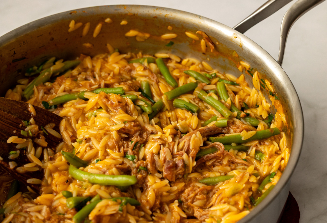 Orzo s trhaným hovězím masem z jedné pánve - příprava Orzo s trhaným hovězím masem z jedné pánve - příprava