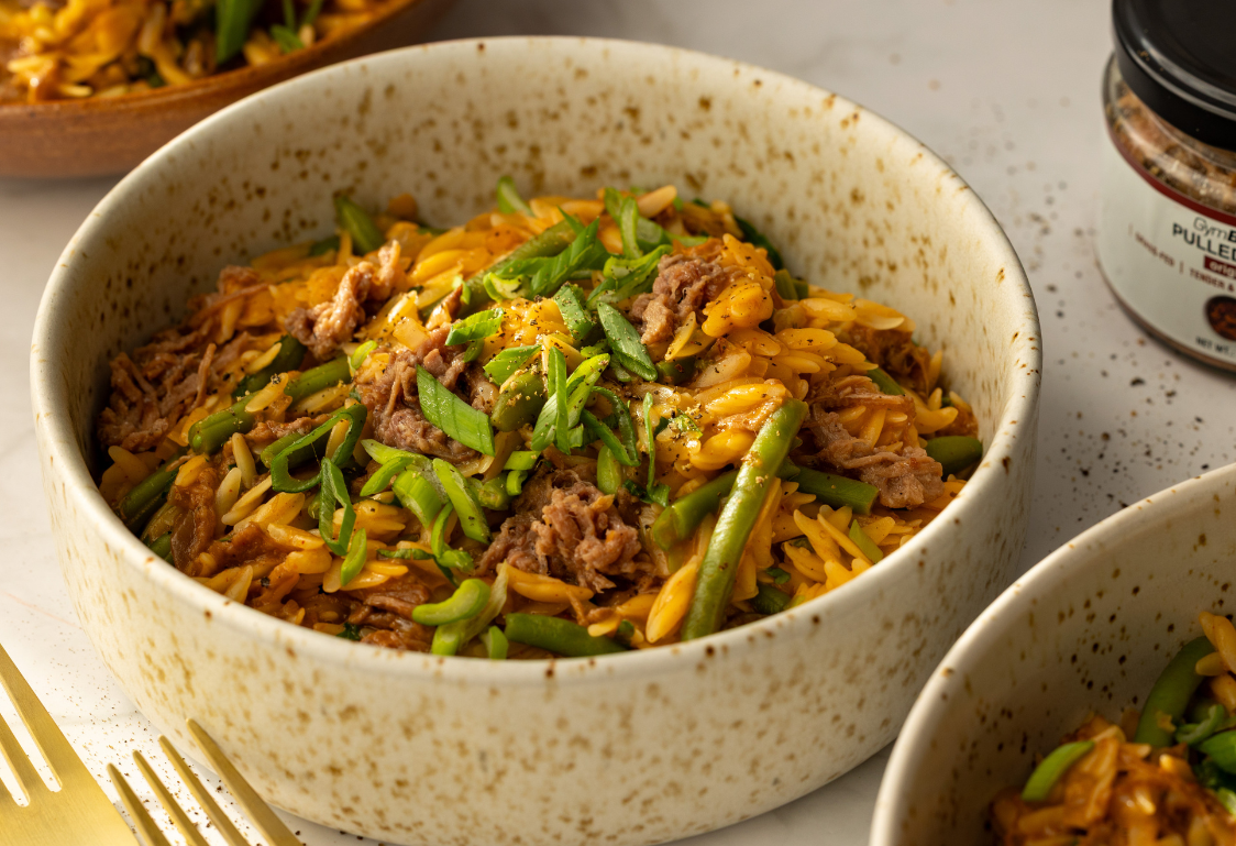 Orzo s trhaným hovězím masem z jedné pánve Orzo s trhaným hovězím masem z jedné pánve