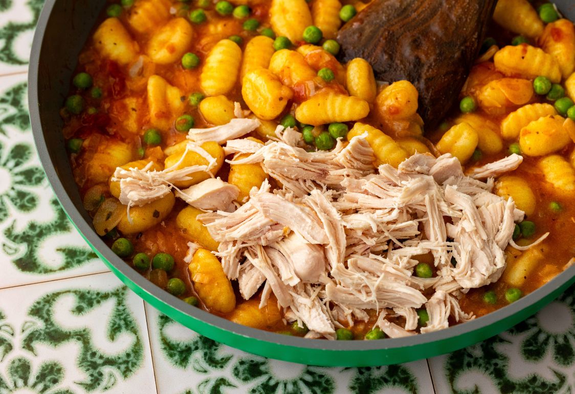 Gnocchi s trhaným masem a rajčatovou omáčkou z jedné pánve - příprava