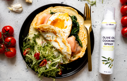 Fitness recept: Slané proteinové palačinky plněné špenátem, lososem a volským okem