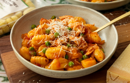 Fitness recept: Gnocchi s trhaným masem a rajčatovou omáčkou z jedné pánve