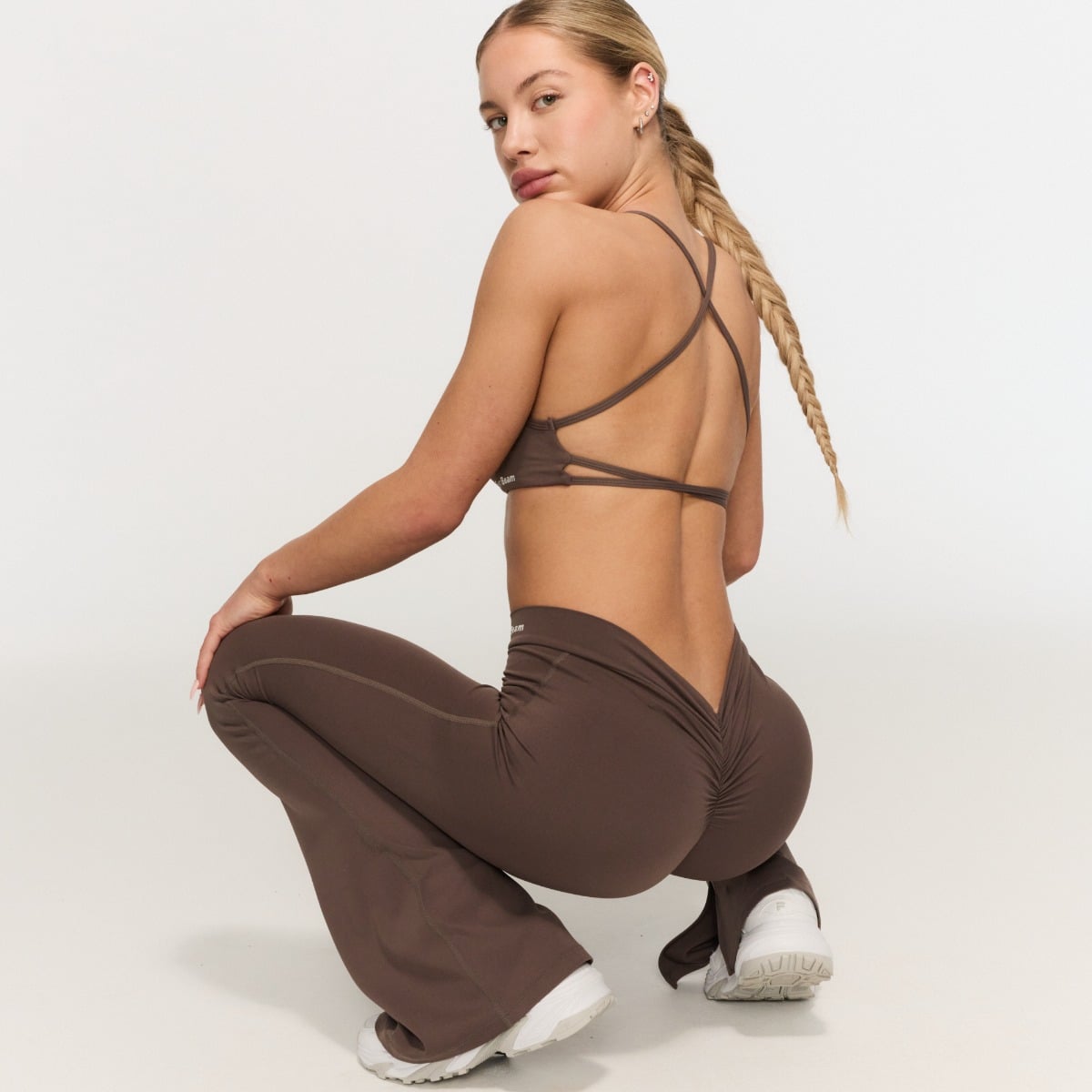 Sportovní podprsenka Fierce Cappuccino - GymBeam hnědá S